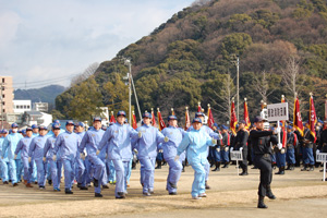 入場行進（郵政消防団員）