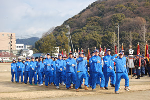 入場行進（大学生消防団員）