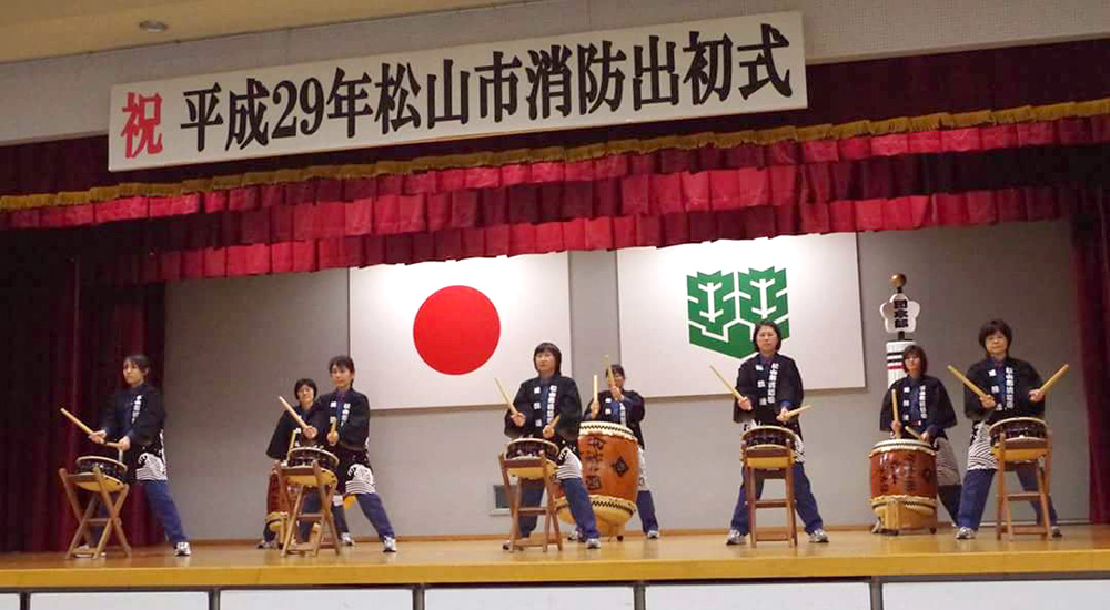 女性分団：媛鼓連　「出陣の曲」♪